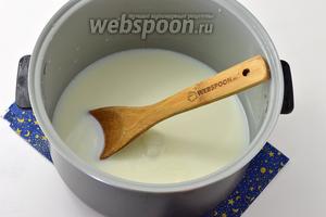 2 литра молока довести в чаше мультиварки до кипения, прокипятить 5 минут и охладить до температуры 40°С. Довести молоко до кипения можно на программе «Тушение» или можно закипятить молоко в обычной кастрюле, на плите, а дальше перелить в чашу мультиварки и продолжать готовить в ней.