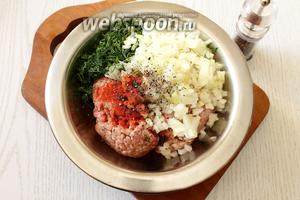 Добавляем к фаршу (200 г) лук и зелень, а также соль (по вкусу), красный и чёрный перец (по 1 щепотке).