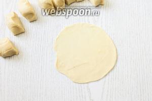 Тесто делим на 2 части, раскатываем каждую часть в жгут. Жгуты нарезаем на небольшие кусочки, чуть крупнее, чем на манты. Подпылив стол мукой, раскатываем тесто толщиной 2 мм, оно выходит размером больше, чем чайное блюдцо.