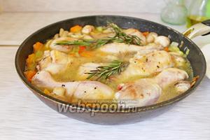 Вернуть в сковороду куриные голени и 1 веточку свежего розмарина.
Готовить под крышкой на медленном огне, минут 30.