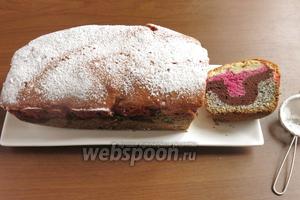 Выпекаем при 170-180°С. По времени выпекание заняло 1,5 часа при 170°С. Хотя по всем источникам 50-60 минут. Кисельный слой всё не хотел пропекаться, немного вышел за пределы коржа, хотя по консистенции не отличался от других слоёв, чудо химии. Проверяем готовность лучинкой. Посыпаем пудрой. При разрезании получается цветок. Приятного аппетита!