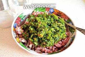 Получившуюся зелёную массу добавить к мясному фаршу (250 г свиного и 250 г говяжьего), посолить по вкусу, всё перемешать. Затем добавить воду (70 мл), порциями, вымешивая фарш. Вода обеспечит будущий бульон в хинкали, который должен обязательно присутствовать. Хорошо вымесить фарш или же отбить.