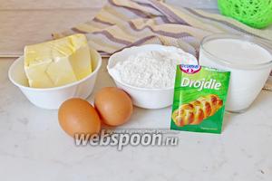 Приготовим все ингредиенты: муку просеянную, дрожжи сухие, яйца куриные, соль, сахар, масло сливочное и растительное.