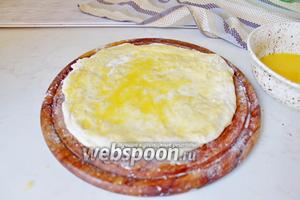 На подпылённом столе раскатать каждый кусочек в лепёшку. Смазать сливочным маслом (оставшиеся 75 г растопить).