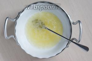 Помещаем миску с сахарно-белковой смесью на водяную баню. Постоянно помешивая, доводим смесь до температуры 54°С. Температуру контролируем кулинарным термометром.