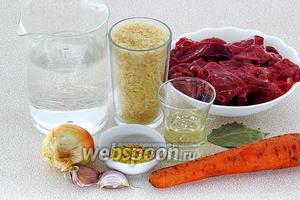 Для приготовления блюда нужно взять куриную печень, пропаренный рис, луковицу, морковь, подсолнечное рафинированное масло, чеснок, лавровый лист, воду и овощную приправу с солью.
