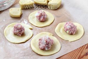 Из сырого фарша (300 г), мелко порубленного лука (1/4 луковицы), 3 г чёрного молотого перца, отваренного в мундире и натёртого тонкой стружкой картофеля (2 штуки) скатываем шарики — размещаем по центру заготовок.