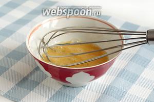 3 яйца взболтать венчиком.