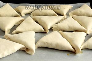 Выложить самсу на противень, смазать яйцом, посыпать кунжутом (10 г) и чернушкой (5 г). Поставить выпекать в разогретую до 190-200°С духовку. Выпекать до румяного цвета, примерно 20-25 минут.