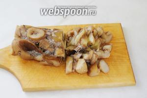 Отваренные грибы (1 кг), нарезанные крупными кусками, я замораживаю вот такими «колбасками» — очень удобно использовать в дальнейшем: чуть разморозив (можно в микроволновке минут 5), колбаску нарезать на кусочки нужного размера для обжарки или тушения, или измельчения, как сейчас.