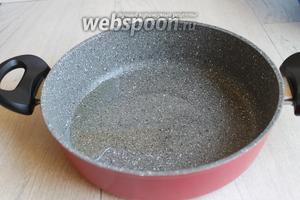 Берём глубокую сковородку, нагреваем её и наливаем масло растительное (3 ст. л.). Выкладываем всю морковку. Накрываем крышкой и тушим 5 минут. При этом перемешиваем. В морковке достаточно жидкости, поэтому ничего не добавляем. Тушим недолго.