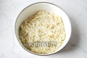300 г лапши сварить до готовности. Для этого налить в кастрюлю воду, посолить (1 ч. л.), довести до кипения. Выложить лапшу в кипящую воду, огонь уменьшить и варить 20-25 минут. После лапшу откинуть на дуршлаг и промыть под струёй воды.