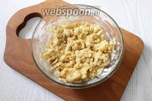 Для крошки перетираем масло (80 г) с сахаром (60 г), мукой (1 стакан) и овсяными хлопьями (4 ст. л.).