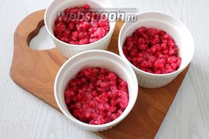 Формочки для запекания смазываем сливочным маслом, выкладываем ягодную массу. Ягодный слой должен быть до середины формочек, чтобы во время выпечки ничего не убежало.
