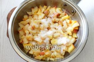 На сковороде распускаем сливочное масло (40 г), закладываем яблоки, перемешиваем и тушим минут 5-7. Затем добавляем 2 ст. л. сахара. Начинка готова.