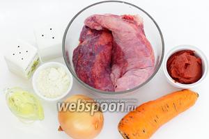 Для приготовления возьмите такие продукты: лёгкое свиное, морковь, лук репчатый, масло подсолнечное, воду, соль, молотый чёрный перец, лавровый лист, муку, томатную пасту.