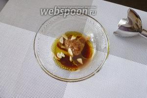 Готовим соус-заправку для салата. В миске смешаем сок 1/2 лимона, горчицу (1 ч. л.), оливковое масло (4 ст. л.) и 2 ст. л. вустерского соуса. 1 зубчик чеснока очистим, крупно нарежем и тоже положим в миску. Пробьём блендером до однородности.