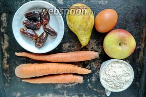 Подготовим наши продукты. Здесь финики можно заменить курагой или изюмом, цельнозерновую муку — овсяной, грушу — бананом или другим фруктом, который хорошо взбивается.