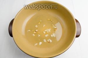 Разогреть сковороду с подсолнечным маслом (2 ст. л.). Слегка обжарить нарезанные дольки чеснока (3 зубчика).
