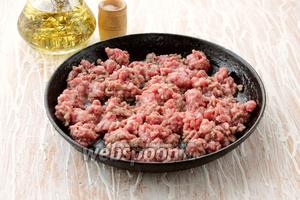 Говяжий фарш (300 г) приправить молотыми чёрным перцем, обжарить на раскалённой сковороде 2-3 минуты, с добавлением растительного масла (30 мл).
