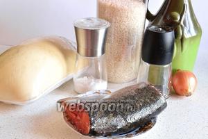 Подготовим продукты: тесто дрожжевое, лук репчатый, рис, рыбу, соль, перец, масло растительное (лучше сливочное) и 1 яйцо.