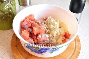 Затем смешиваем в миске рис, рыбу и лук. Посолить и поперчить по вкусу. Я добавила ещё 2 столовых ложки подсолнечного рафинированного масла. Но лучше взять 30-40 грамм сливочного масла. У меня его просто не оказалось в холодильнике)). Перемешать.