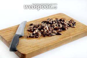 40 г грибов нужно залить кипятком, промыть и слить кипяток. Залить новой порцией кипятка и оставить для набухания на несколько минут. Затем размягчённые грибы мелко нарезать и опустить в кастрюлю с кипящей водой, влив грибной настой. Если будет образовываться серая пенка, то её нужно снимать.