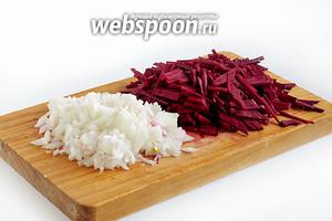 1 свёклу и 1 репчатый лук мелко нарезать острым ножом. Часть лука можно добавить в кастрюлю с грибами. Варить до мягкости грибов.