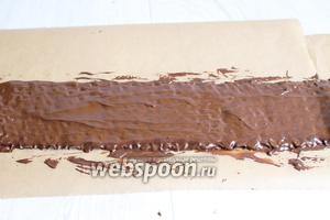 Растопим 200 г шоколада в микроволновке. Наливаем его на плёнку и размазываем . Дадим немного застыть и обворачиваем бока торта.