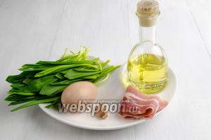 Чтобы приготовить вкусный завтрак, нужно взять яйцо, черемшу, сок лимонный, масло подсолнечное, чеснок, бекон, соль, перец.