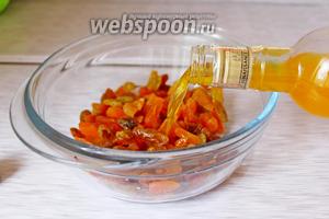 Сухофрукты (100 г изюма и 100 г кураги) залить ликёром (8 ст. л.) на 5-10 минут. Предварительно курагу нарезать.