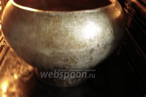 Ставим в разогретую до 180°С духовку. Если готовите в глиняной посуде, предпочтительнее поставить в тёплую духовку, нагревать постепенно.