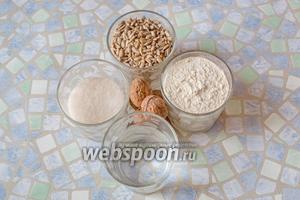 Для приготовления халвы возьмите семечки подсолнечника очищенные, муку, воду, сахар, грецкие орехи.
