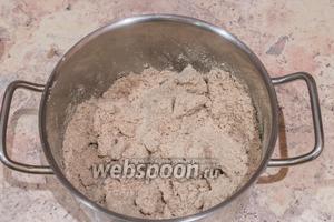 На первый взгляд масса получается очень рассыпчатой и рыхлой, но если её сжать руками, то она хорошо прессуется.