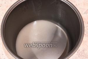Теперь выливаем в чашу воду (0,5 стакана), добавляем сахар (0,5 стакана), перемешиваем. Ставим на режим «Тушение». Готовить сироп под закрытой крышкой без клапана. Периодически заглядывайте, смотрите, когда станет густой.