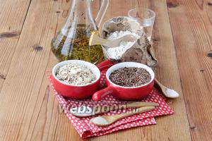 Подготовим продукты: семена льна, геркулес, соль, сахар, сухие дрожжи, растительное масло, воду, пшеничную муку.
