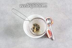Разрезаем маракуйю на 2 части, выковыриваем из неё ложечкой семена и протираем их через ситечко. В ход пойдёт сок, семена выбрасываются.
