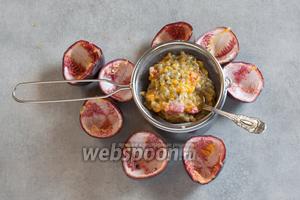 Маракуйю разрезаем на половинки, выковыриваем из них мякоть с семечками и протираем через металлическое ситечко, чтобы получить сок.