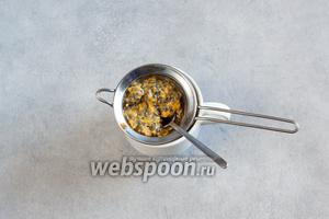 Маракуйю разрезать на половинки и протереть зёрна с мякотью через металлическое ситечко, чтобы получить сок. Зёрна несъедобны.