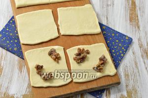 На каждый квадрат выложить небольшое количество начинки. Выкладывайте начинку, учитывая то, где будут находиться квадраты теста в ячейках вашей бутербродницы.