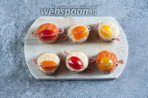 Из салями вырезаем кусочки разной формы, которые могут сойти за языки. Языки вставляем в рот, наклеенный на основу.