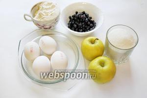 Для выпечки возьмём чернику, яблоки, муку, сахар, яйца, разрыхлитель, ванилин, по желанию — кипяток и масло.