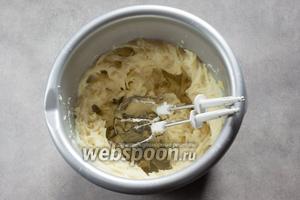 Из очищенной варёной картошки, 1-2 ст. л. яйца, 1 ст. л. ржаной муки и 1 щепотки соли делаем пюре. Если делать с пшеничной мукой, то можно добиться лепкого теста, но ржаное получается довольно жидкое.