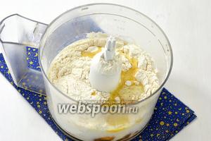 В чашу кухонного комбайна выложить 1 стакан просеянной муки, 0, 25 ч. л. соли, 3 яйца, растопленное сливочное масло (1 ст. л.), воду (0,75 стакана).