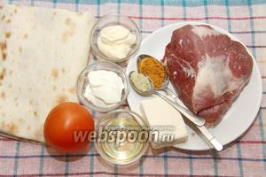 Для приготовления нам понадобится: свинина (или любое мясо, которое вам нравится), лаваш тонкий, майонез, сметана, подсолнечное масло, помидор, приправа к мясу, чеснок сушёный молотый (у меня с травами); с сушёным чесноком соус получается более нежным.)