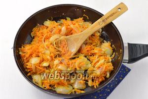 Морковь и лук очистить. Морковь натереть на крупной тёрке, а лук нарезать кубиком. Обжарить овощи на растительном масле.