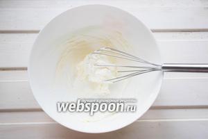 Холодные сливки (100 мл) взбиваем венчиком до устойчивых пиков. Творожный сыр (200 г) смешиваем с пудрой (50 г) и растопленным шоколадом.