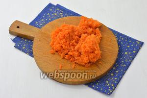200 г моркови запечь в духовке или отварить до готовности, очистить и натереть на мелкой тёрке.