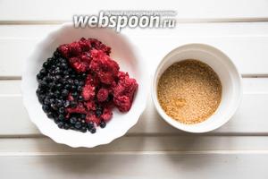 Для ягодной прослойки возьмём ягодное ассорти (в моём случае 90 г черники и 90 г малины) и 45 г сахара.