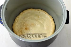Дальше хотелось узнать, получится ли в мультиварке целый белковый корж, а не безешки и сколько времени на это уйдёт. Готовил в режиме «Выпечка» 50 минут (на смазанной растительным маслом фольге) и каждые 10 минут выпускал из мультиварки пар, но после завершения программы «Выпечка», корж сверху ещё был не готов, хотя низ уже хрустел. Оставил мультиварку с открытой крышкой на режиме «Подогрев» на 30 минут — весь корж идеально подсох.